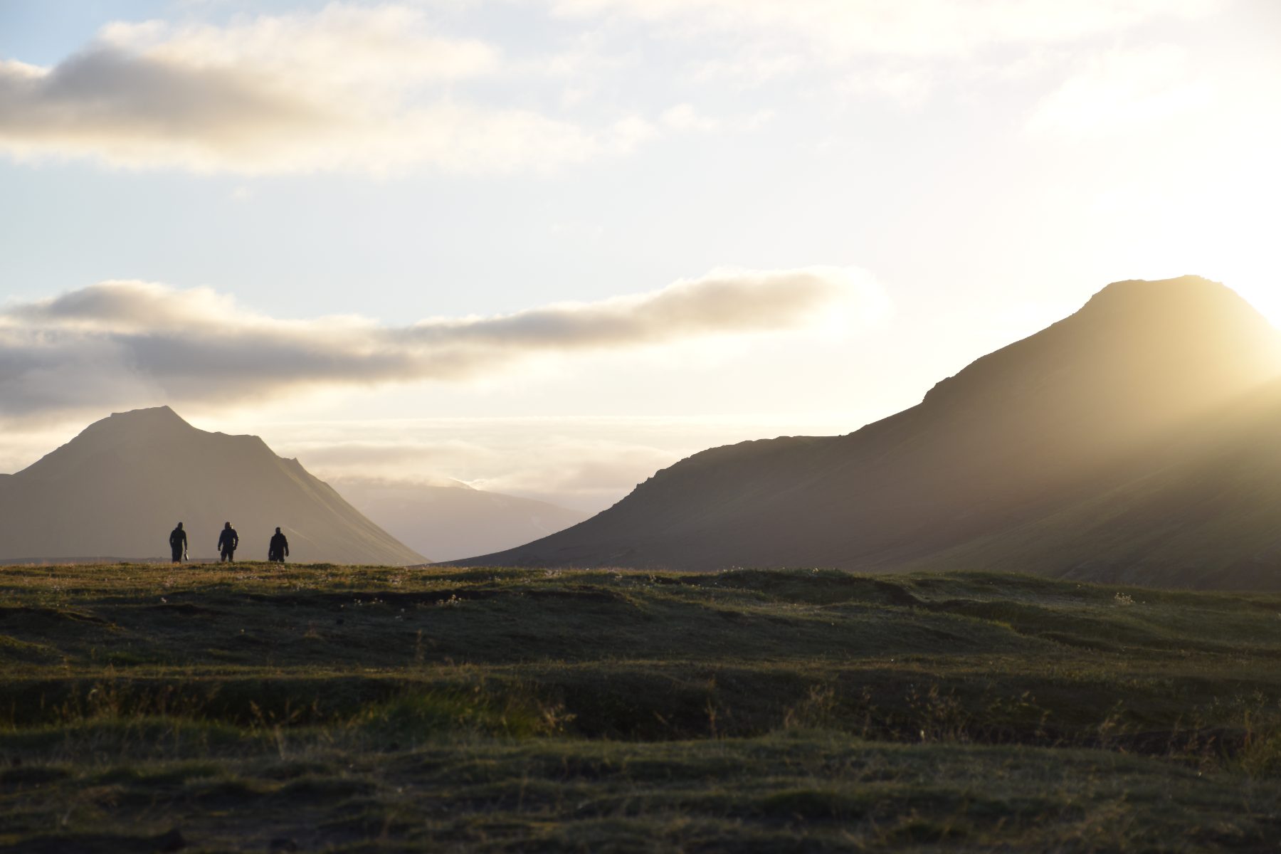 Trois silhouettes au coucher de soleil