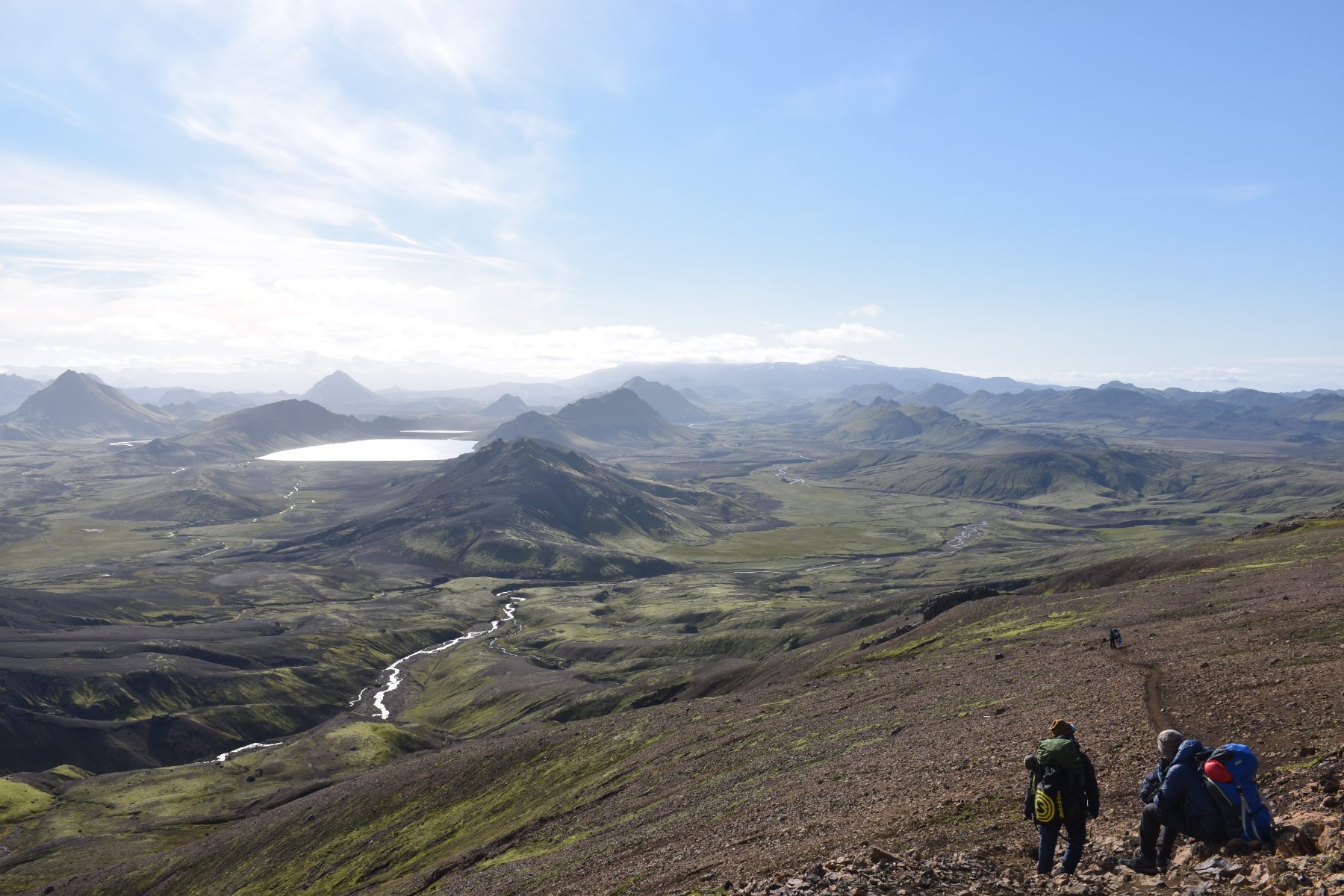 Panorama d'une vallée et d'un lac