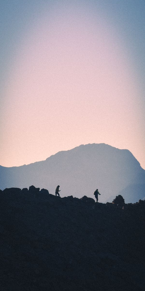 Silhouettes sur la crête au crépuscule