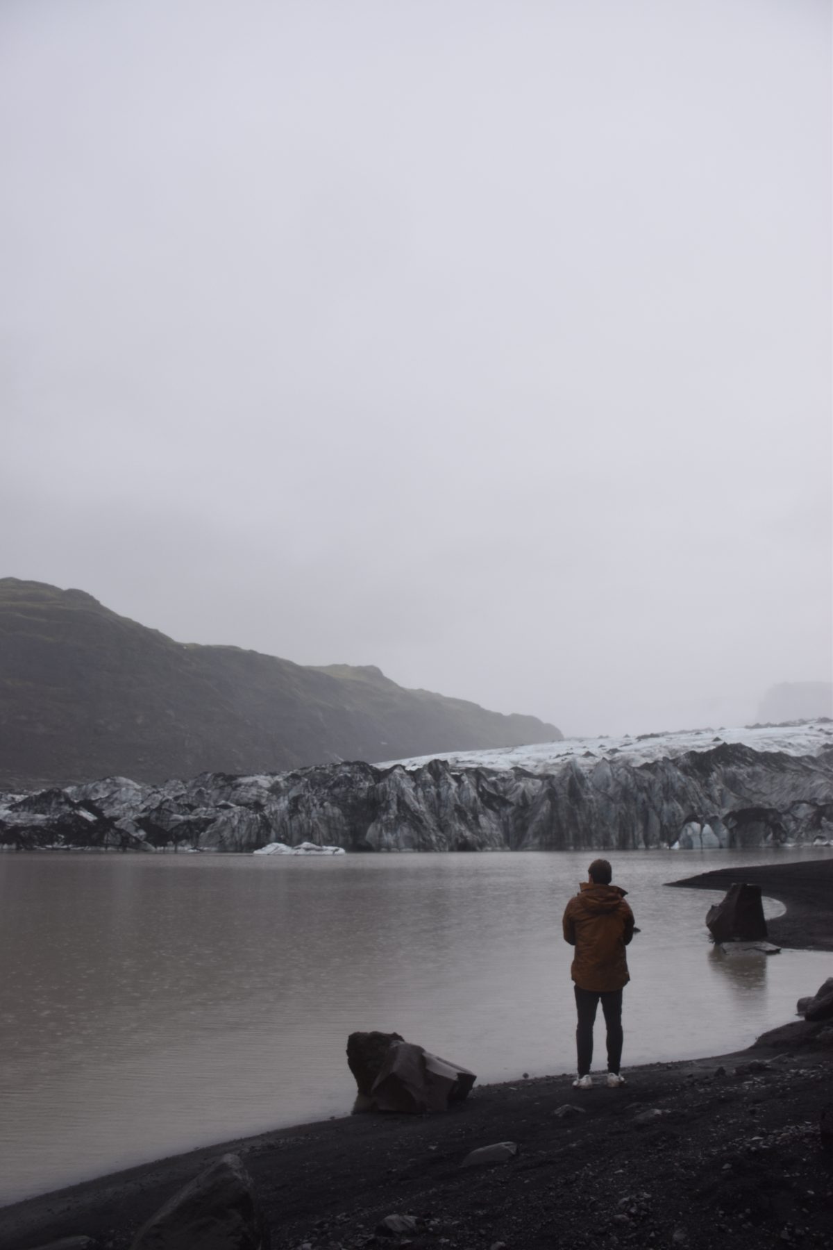 Silhouette face au glacier